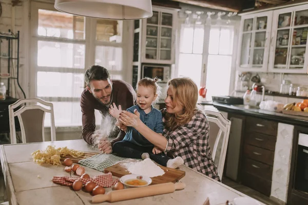 Szczęśliwa Rodzina Dokonywanie Makaron Kuchni Domu — Zdjęcie stockowe
