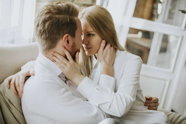 Giovane Coppia Amorevole Sul Divano Seduta Abbracciata Sul Divano — Foto Stock