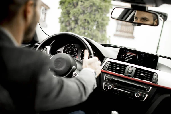 Vista Trasera Hombre Negocios Guapo Sonriente Conduciendo Coche — Foto de Stock