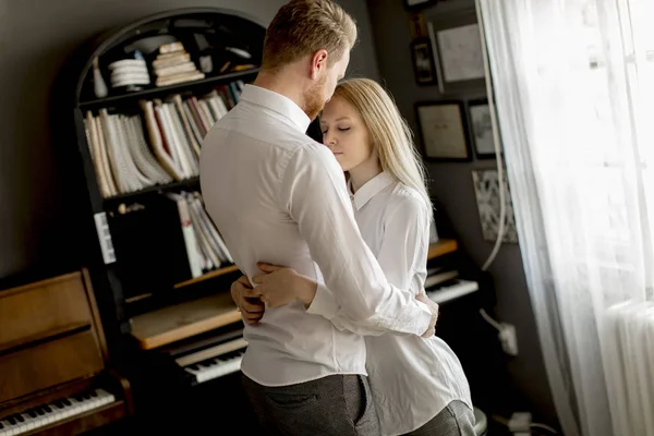 Amar Joven Pareja Riendo Abrazando Divirtiéndose Habitación —  Fotos de Stock