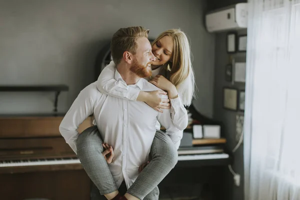 Feliz Cariñosa Pareja Besándose Habitación — Foto de Stock