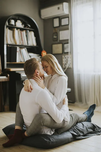 Happy Loving Couple Kissing Room — Stock Photo, Image