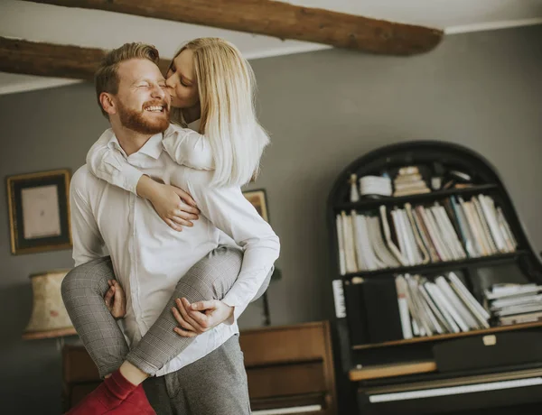 Feliz Cariñosa Pareja Besándose Habitación — Foto de Stock