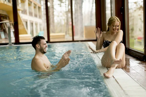 Milující Pár Relaxaci Wellness Centru Bazénu — Stock fotografie