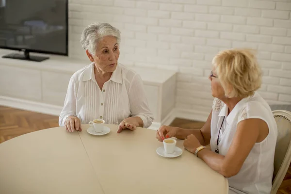 Ver Dos Mujeres Mayores Bebiendo Café Casa Hablando — Foto de Stock