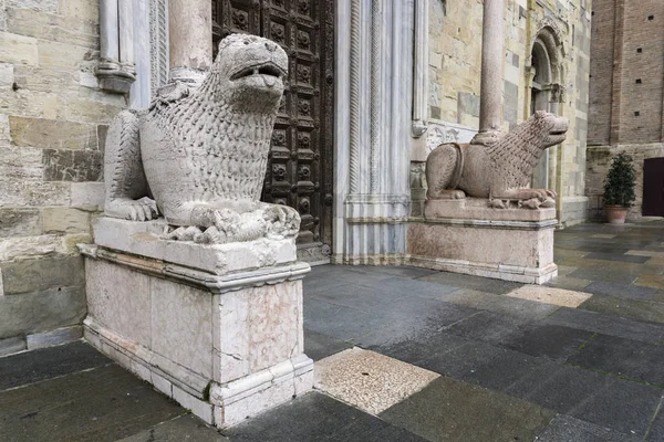 パルマ大聖堂 イタリアの前にライオンの像 彫像は 1281 Giambono Bissono によって作られました — ストック写真