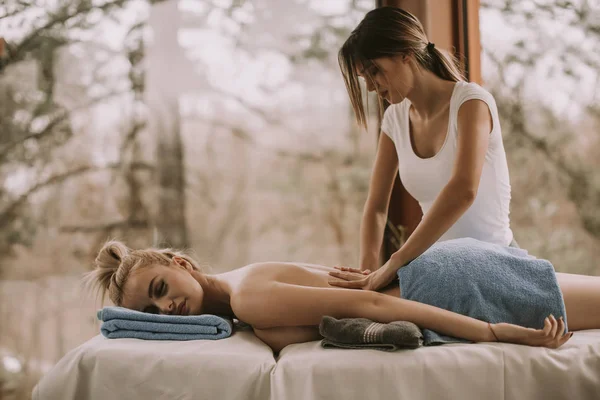 Mooie Blonde Vrouw Geniet Van Een Massage Het Kuuroord — Stockfoto