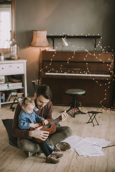 Padre Insegnare Figlia Suonare Chitarra Nella Stanza Casa — Foto Stock