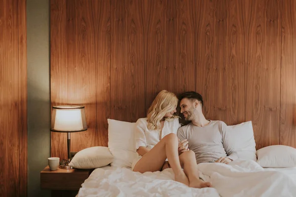 Genç Yetişkin Heteroseksüel Çift Yatakta Evde Yatak Odasında — Stok fotoğraf