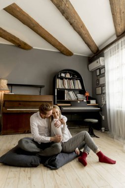 Mutlu ve sevgi dolu bir çift oturma ve odaya öpüşme