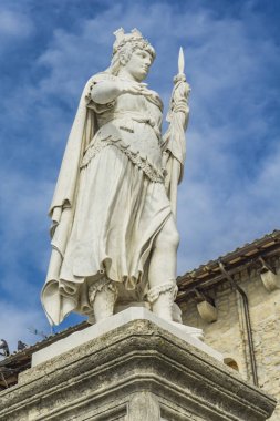 San Marino Halk Sarayı önünde Özgürlük heykeli, görüntüleme