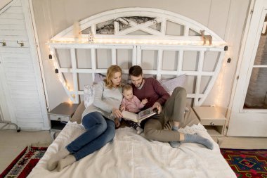 Genç üst okuma kitabı sevimli küçük kız yatakta evde için