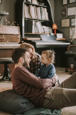 Mutlu genç Aile Odası katta oynama