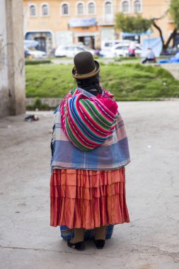 Copacabana, Bolivya - 6 Ocak 2018: Unindentified kadın Copacabana, Bolivya'nın sokakta. Copacabana Lake Titicaca ana Bolivya şehirde olduğunu