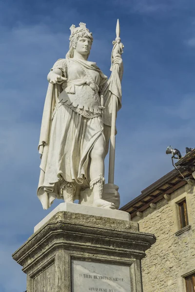 Vista Para Estátua Liberdade Frente Palácio Público San Marino — Fotografia de Stock