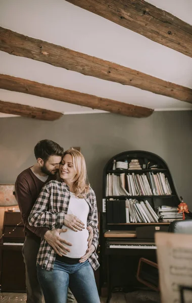 Mladý Muž Těhotná Žena Objímala Místnosti Vás Doma — Stock fotografie