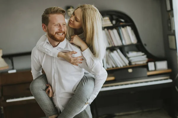 Glückliches Und Liebevolles Paar Küsst Sich Zimmer — Stockfoto