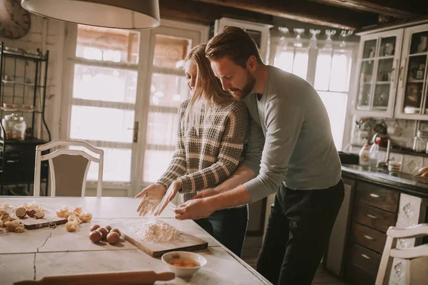 Verliefde Paar Voorbereiding Pasta Rustieke Keuken — Stockfoto