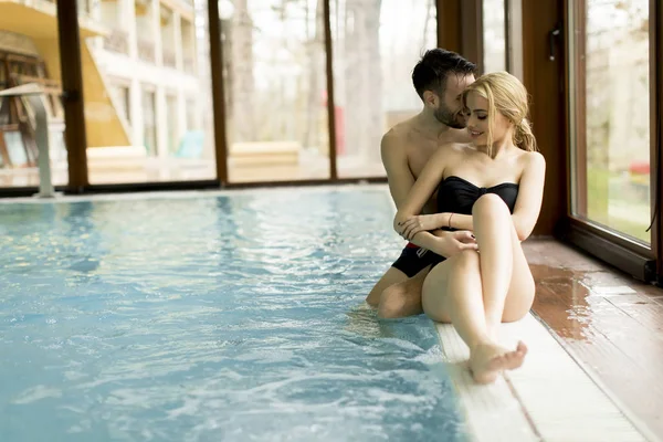 Casal Amoroso Relaxante Centro Spa Beira Piscina — Fotografia de Stock