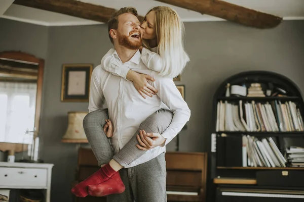 Feliz Amoroso Casal Beijando Quarto — Fotografia de Stock