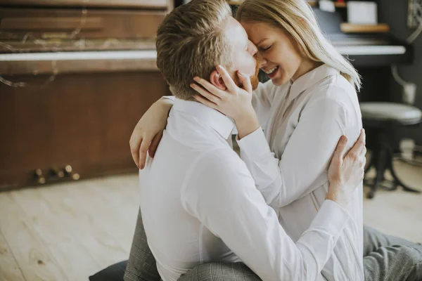 Gelukkig Liefdevol Paar Kussen Kamer — Stockfoto