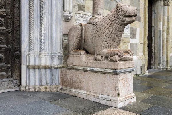 Aslan Heykeli Önünde Parma Katedrali Talya Heykel 1281 Giambono Bissono — Stok fotoğraf