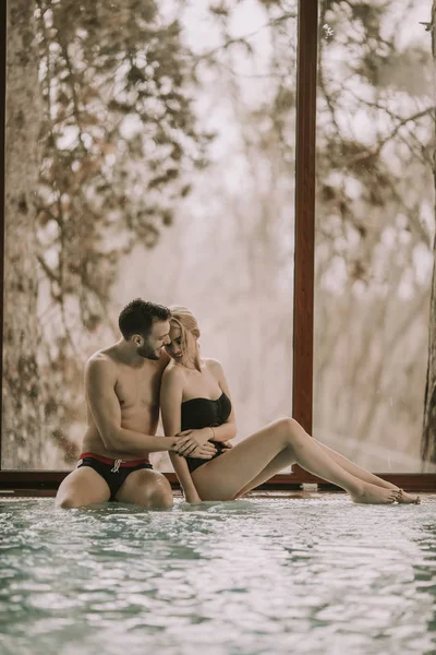 Spa Merkezi Havuzu Tarafından Çift Rahatlatıcı Sevgi Dolu — Stok fotoğraf