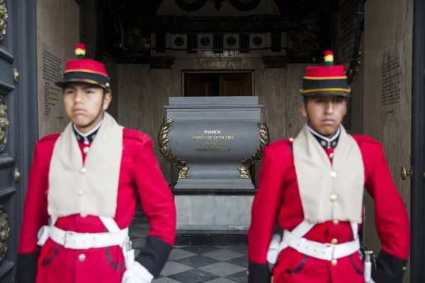 Paz Bolivia January 2018 Unidentified Soldiers Mausoleum Marshal Andres Santa — Stock Photo, Image