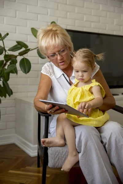 Бабушка Внучка Читают Книгу Счастливо Дома — стоковое фото