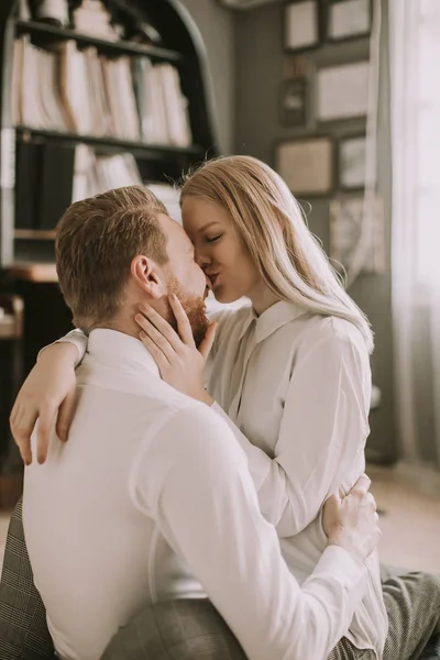 Glückliches Und Liebevolles Paar Küsst Sich Zimmer — Stockfoto