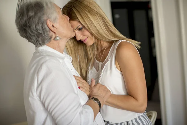 Бабушка Целует Внучку Комнате Дома — стоковое фото
