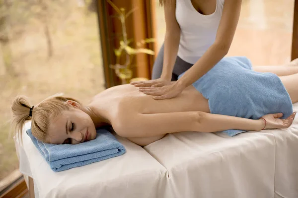 Vacker Blond Kvinna Njuta Massage Spaet Hälsa — Stockfoto