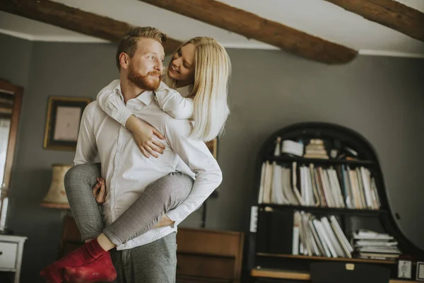 Feliz Cariñosa Pareja Besándose Habitación —  Fotos de Stock