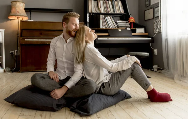 Feliz Amoroso Casal Beijando Quarto — Fotografia de Stock