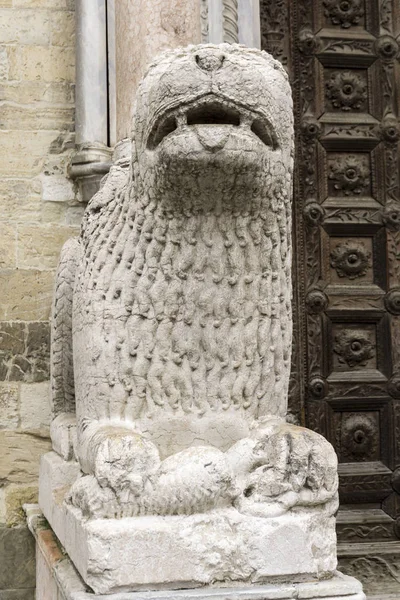 パルマ大聖堂 イタリアの前にライオンの像 1281 Giambono Bissono によって作られました — ストック写真