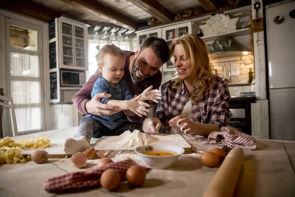 Familia Feliz Haciendo Pasta Cocina Casa — Foto de Stock