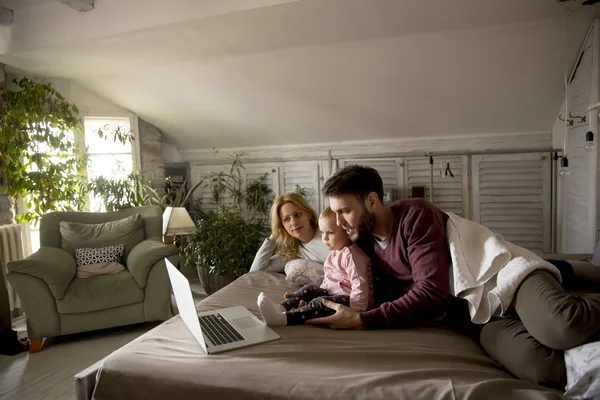 Szczęśliwa Rodzina Leży Łóżku Oglądać Coś Laptopie Sypialni — Zdjęcie stockowe
