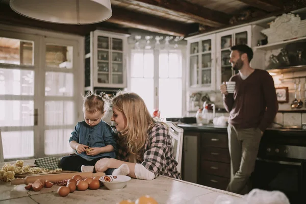 Família Feliz Fazendo Massa Cozinha Casa — Fotografia de Stock