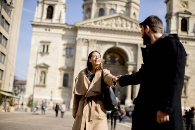 Budapeşte, Macaristan için arkalarında St. Stephens Bazilikası ile seven Çift.