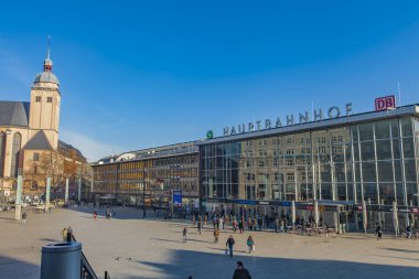 Köln, Almanya - 28 Şubat 2015: Almanya Köln ana istasyonu kimliği belirsiz kişilerce. 1859 açılan önemli bir yerel, ulusal ve uluslararası merkezi olduğunu.