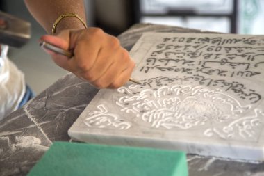 Fes, Fas - 15 Eylül 2014: Fes medina Fas atölyesinde geleneksel oyma yapan Unindentified erkek.