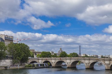 Paris, Fransa - 16 Haziran 2017: Pont Neuf Köprüsü Paris, Fransa, görünümü. Karşısında 1607 açıldı nehrin Seine, eski ayakta köprü bulunmaktadır.