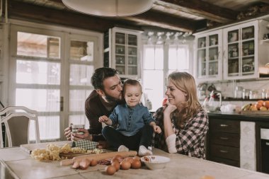 Mutlu aile evde mutfakta makarna yapma