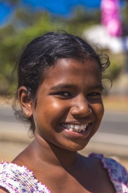 Matara, Sri Lanka - 25 Ocak 2014: tanımlanamayan kız Matara, Sri Lanka dan. 2012 verilere dayanarak, Matara %24,9 nüfusu 14 yaşından daha genç.