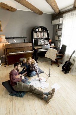 Having oyunculuk ile kızları odaya anne