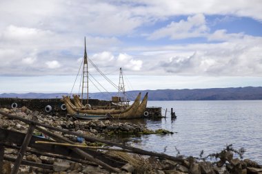 Geleneksel totora reed tekne Isla del Sol Titicaca gölü Bolivya
