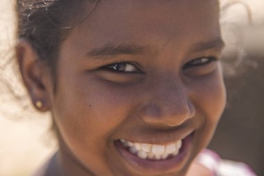 Matara, Sri Lanka - 25 Ocak 2014: tanımlanamayan kız Matara, Sri Lanka dan. 2012 verilere dayanarak, Matara %24,9 nüfusu 14 yaşından daha genç.