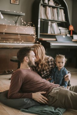 Mutlu genç Aile Odası katta oynama