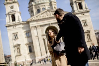 Budapeşte, Macaristan için arkalarında St. Stephens Bazilikası ile seven Çift.