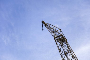Mavi gökyüzünün altında bir vinç Kaldırma kanca